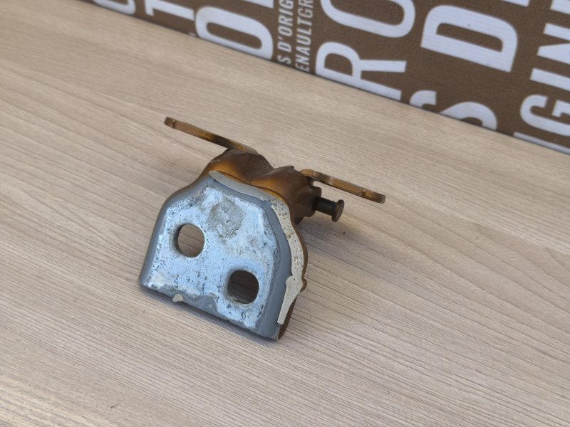 Петля двери