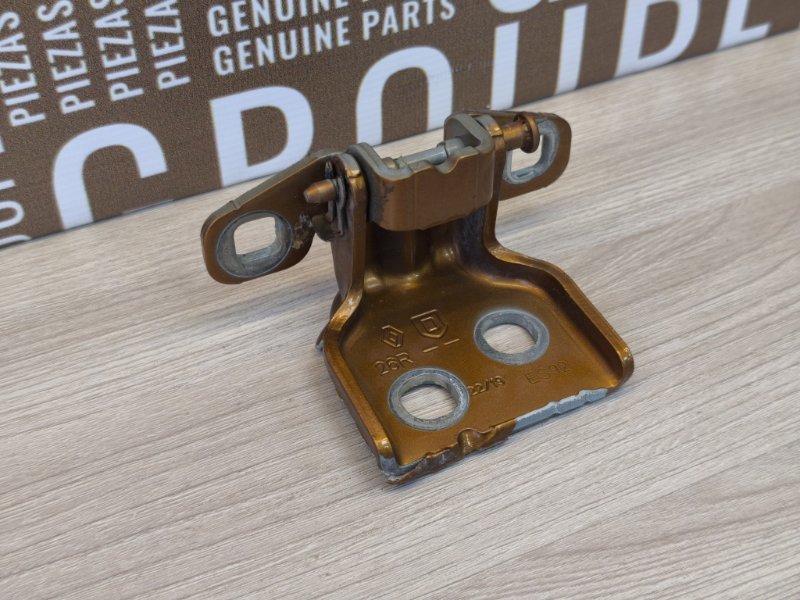 Петля двери