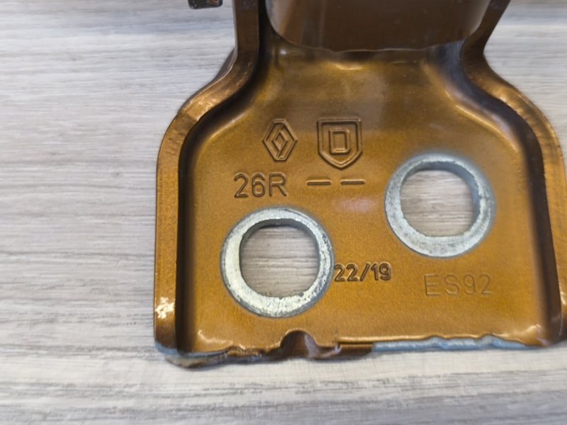 Петля двери