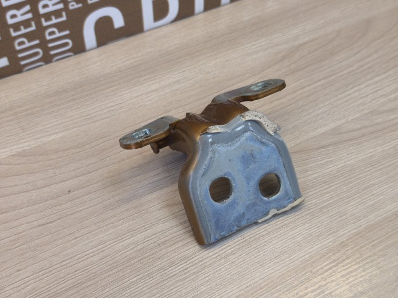 Петля двери