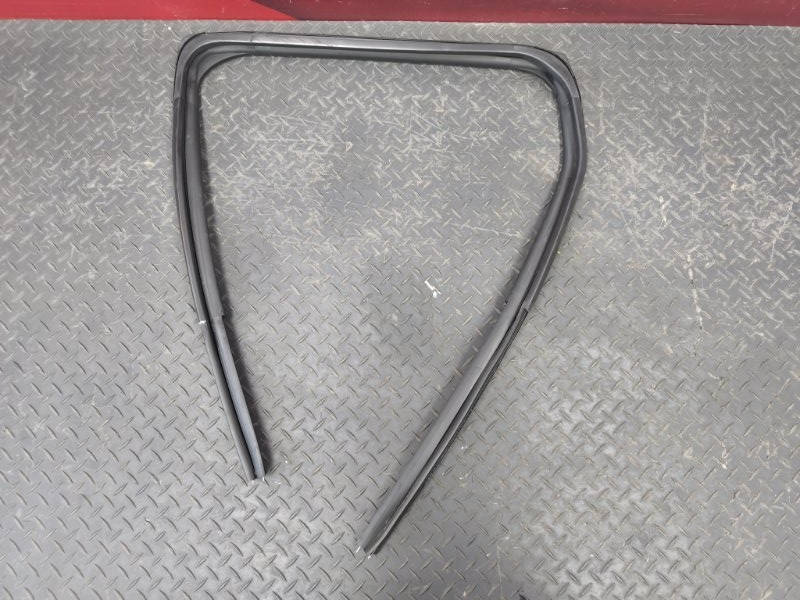 Уплотнитель стекла двери