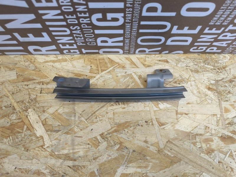 Направляющая стекла двери