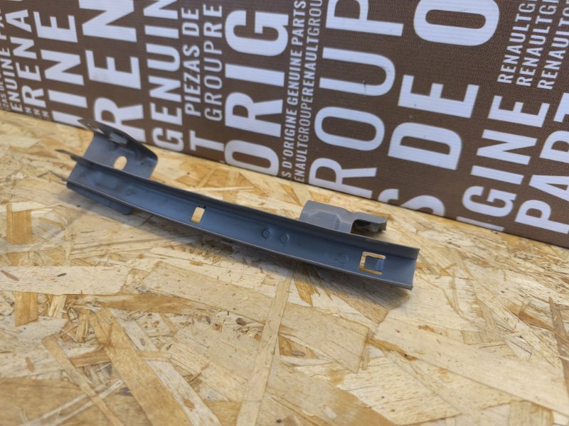 Направляющая стекла двери