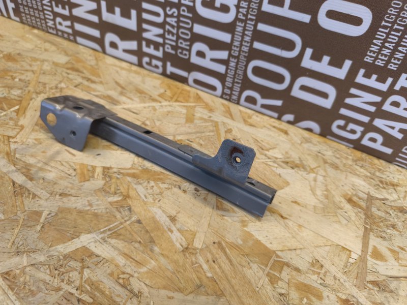 Направляющая стекла двери