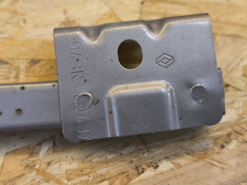 Направляющая стекла двери