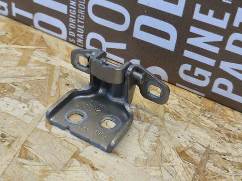 Петля двери