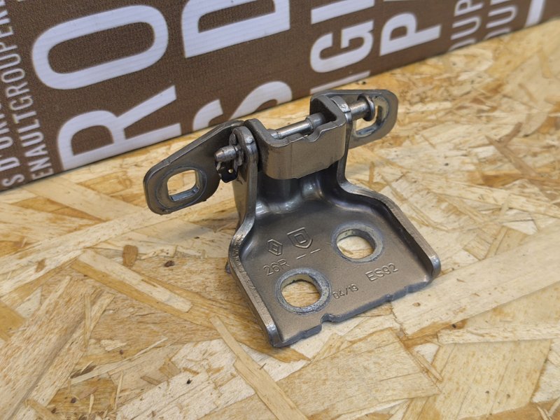 Петля двери