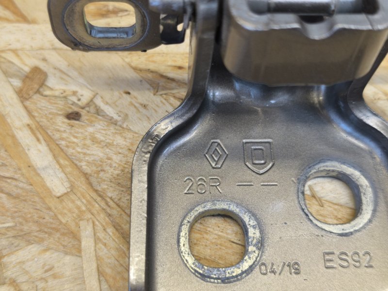 Петля двери