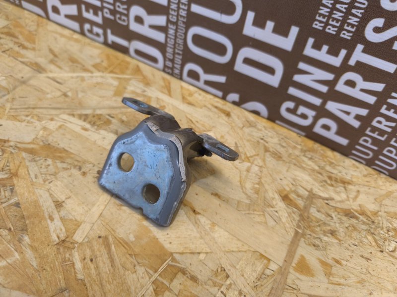 Петля двери