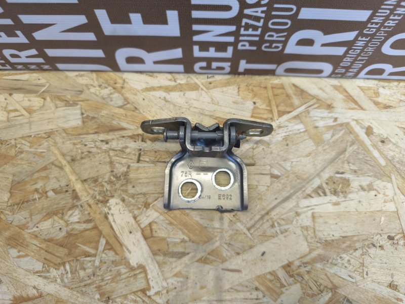 Петля двери