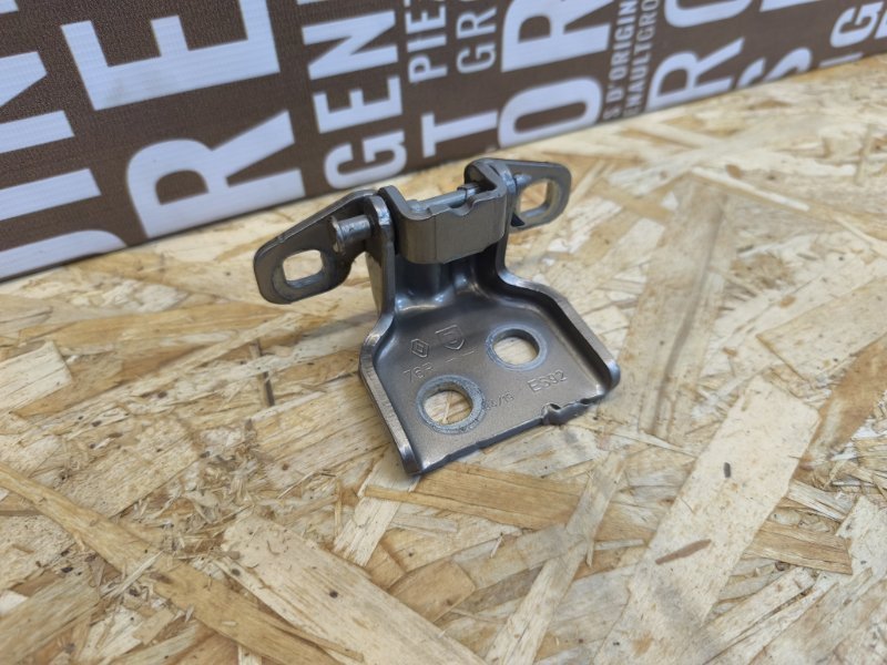 Петля двери