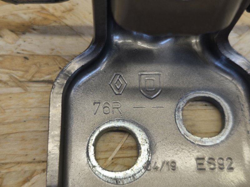 Петля двери