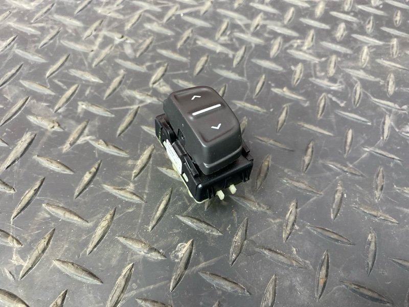 Кнопка стеклоподъемника