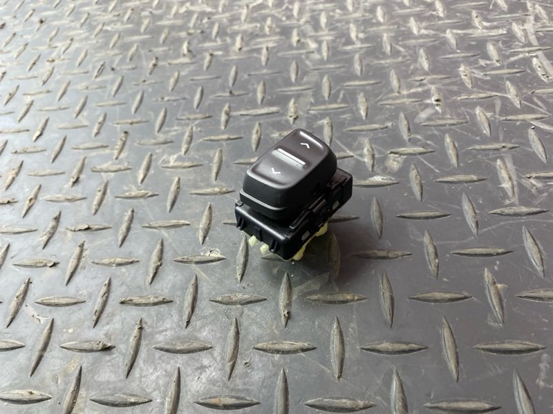 Кнопка стеклоподъемника