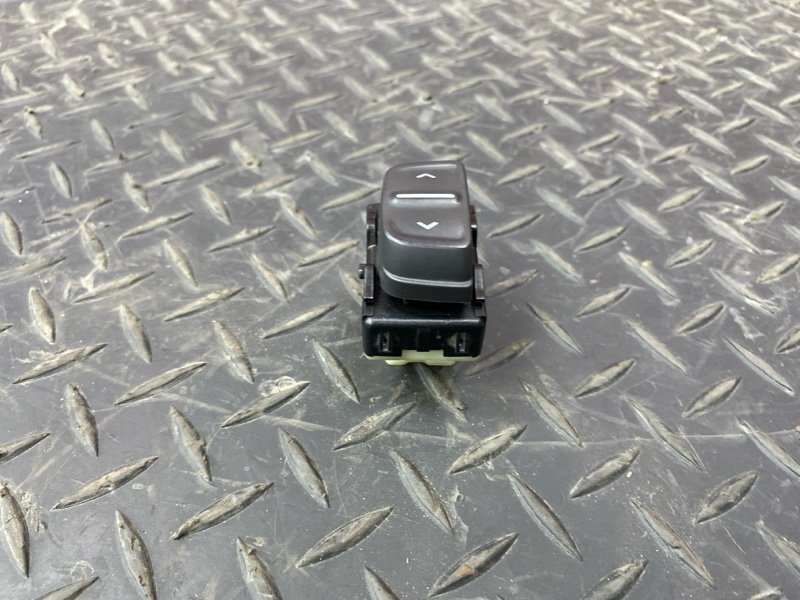 Кнопка стеклоподъемника