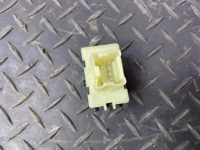 Кнопка стеклоподъемника