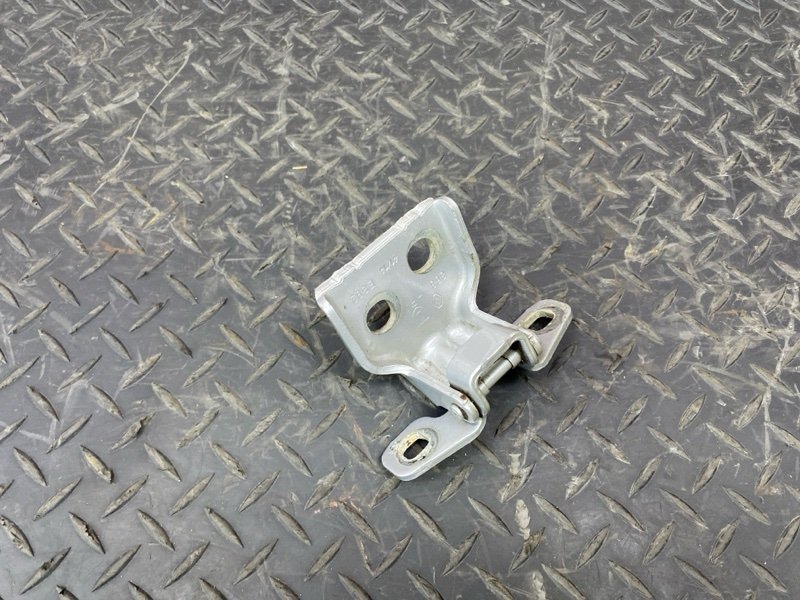 Петля двери