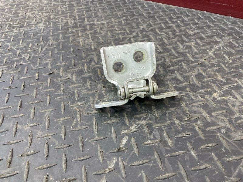 Петля двери