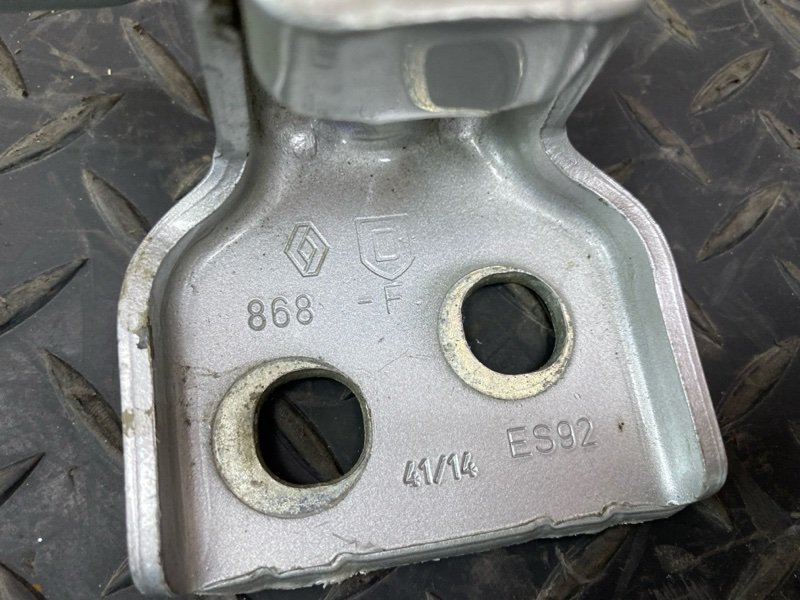 Петля двери