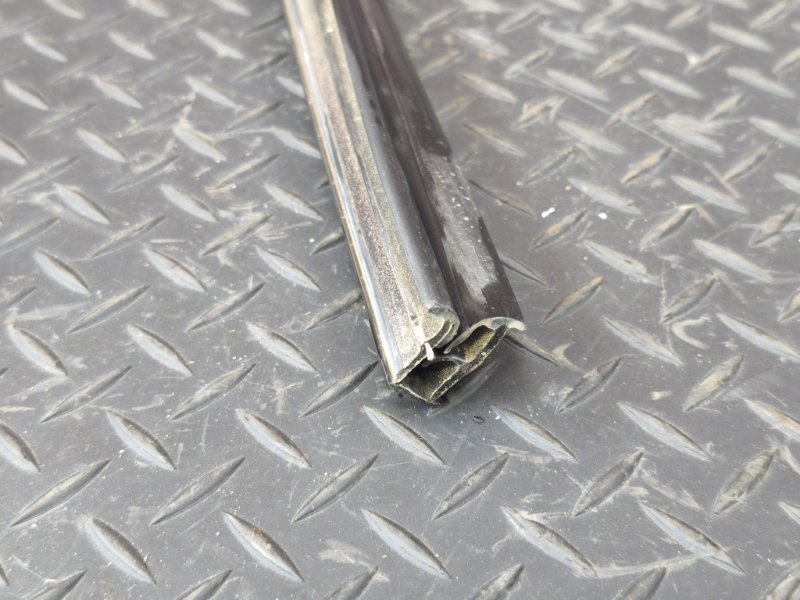 Уплотнитель стекла двери