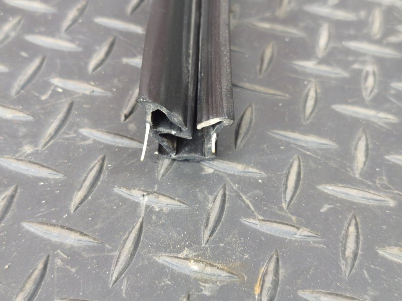 Уплотнитель стекла двери