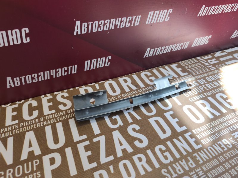 Направляющая стекла двери