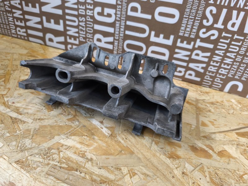 Кронштейн впускного коллектора