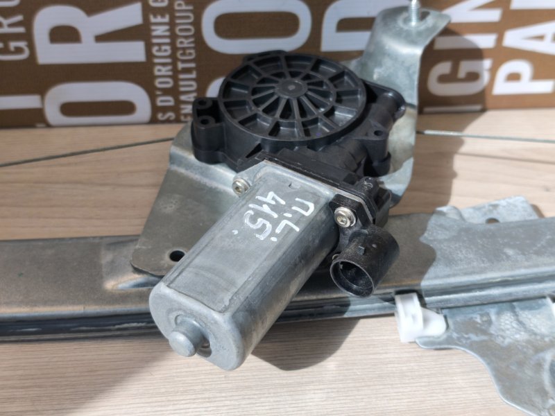 Стеклоподъемник    двери