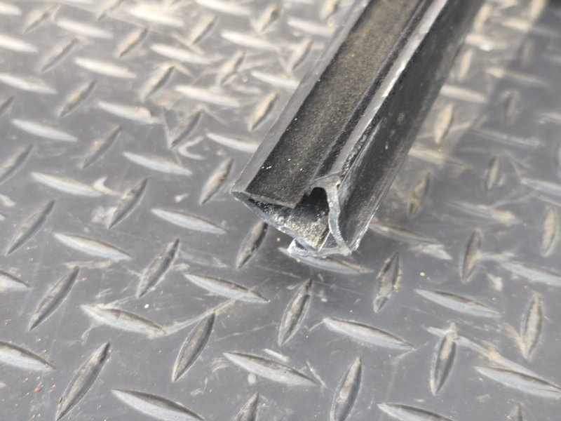 Уплотнитель стекла двери