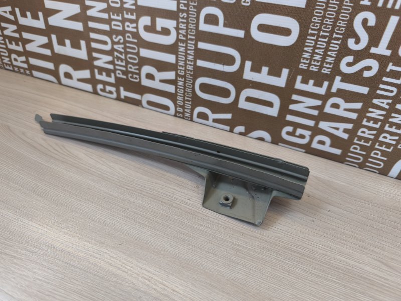 Направляющая стекла     двери