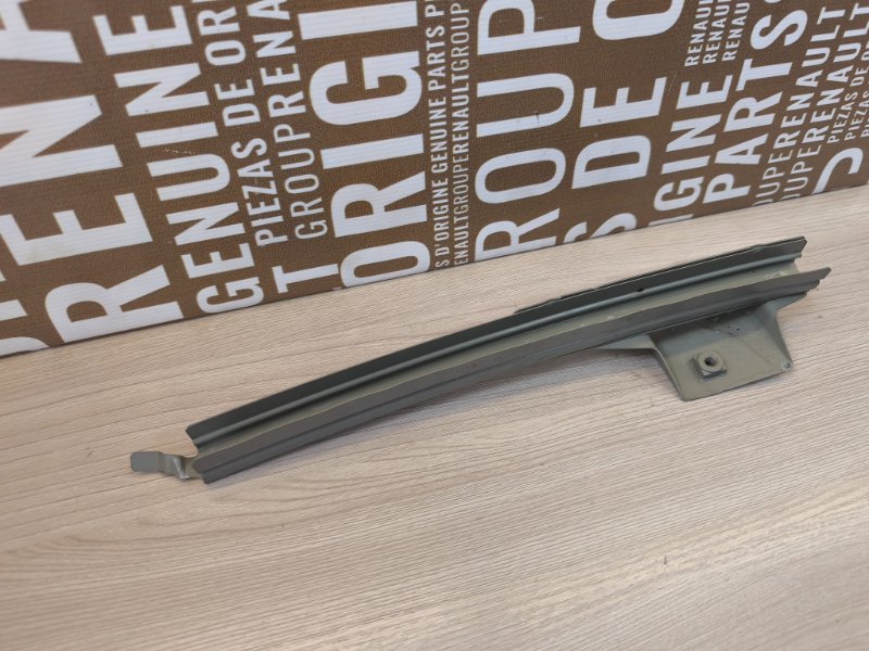 Направляющая стекла     двери