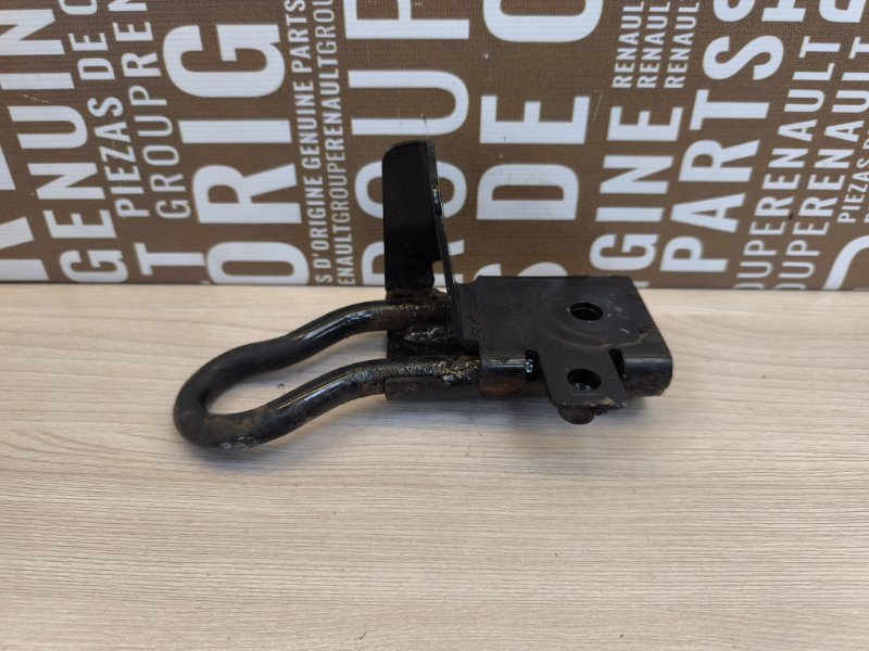 Крюк буксировочный