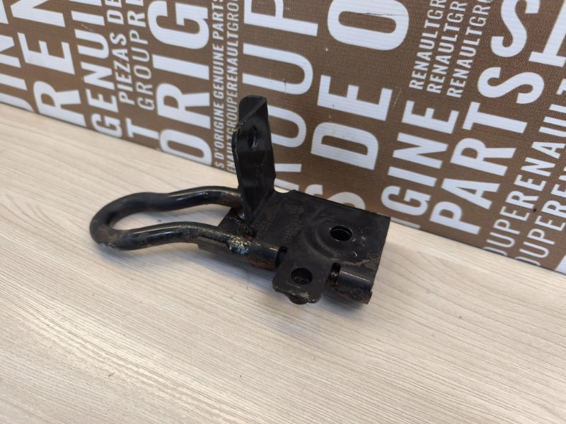 Крюк буксировочный