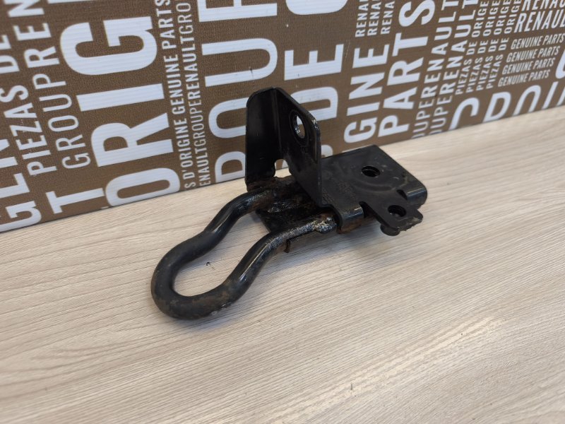 Крюк буксировочный