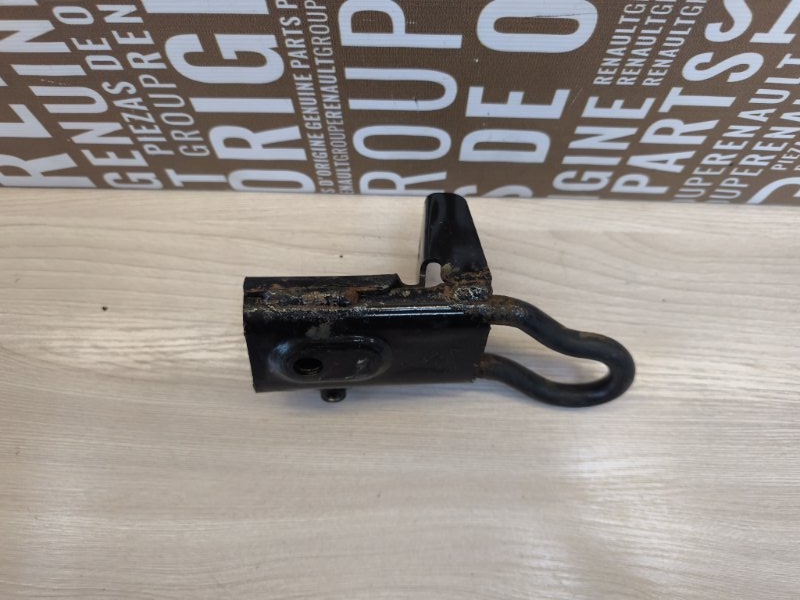 Крюк буксировочный