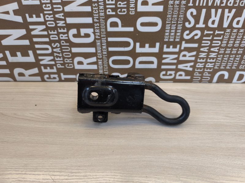 Крюк буксировочный