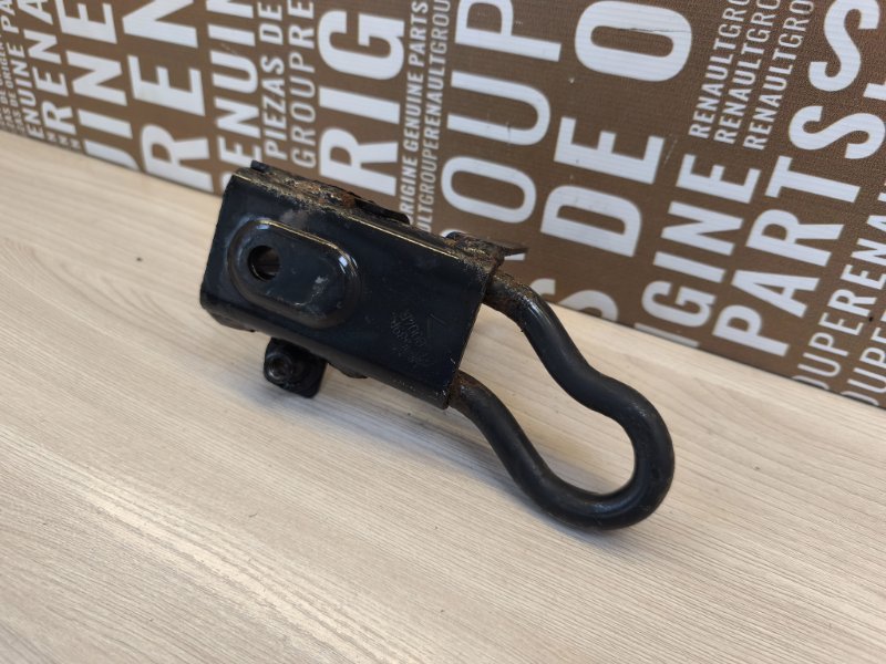 Крюк буксировочный