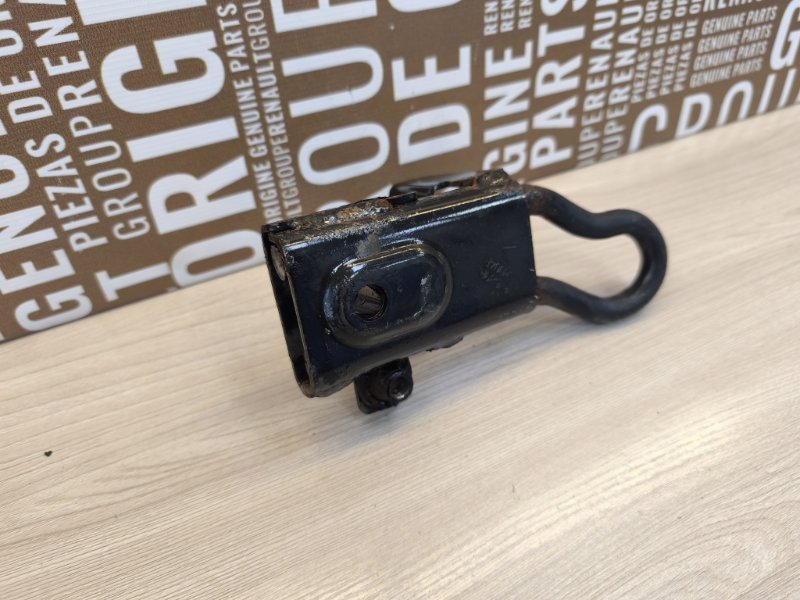 Крюк буксировочный