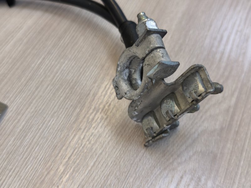 Клемма аккумулятора (минусовая)