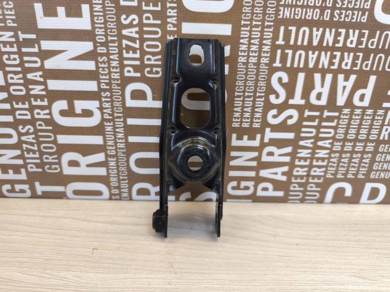 Кронштейн опоры двигателя