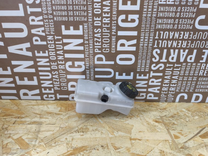 Бачок главного тормозного цилиндра