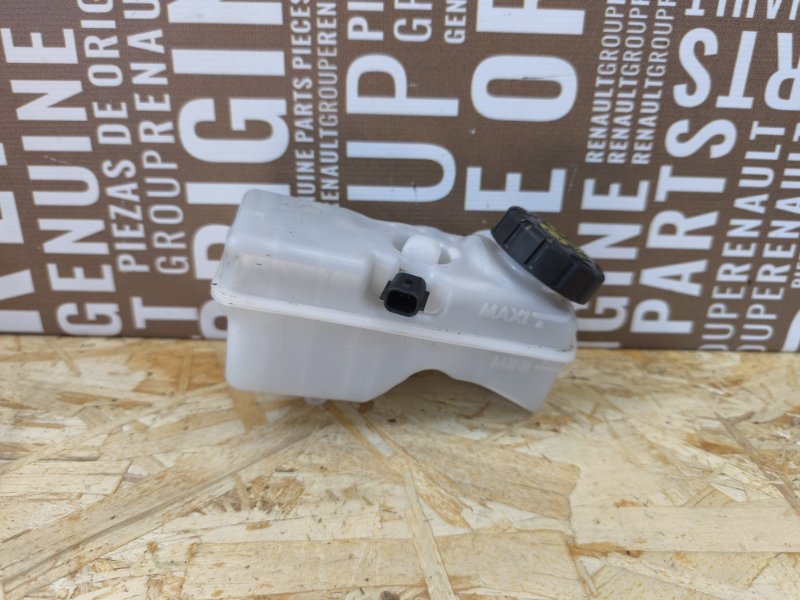 Бачок главного тормозного цилиндра