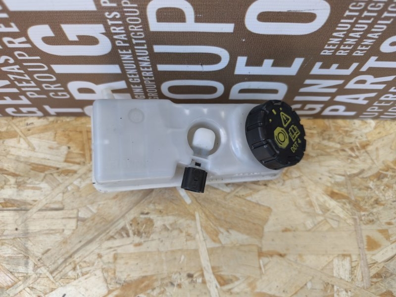 Бачок главного тормозного цилиндра