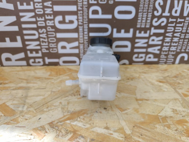 Бачок главного тормозного цилиндра