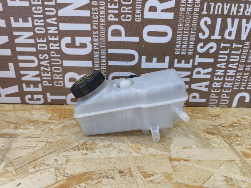 Бачок главного тормозного цилиндра