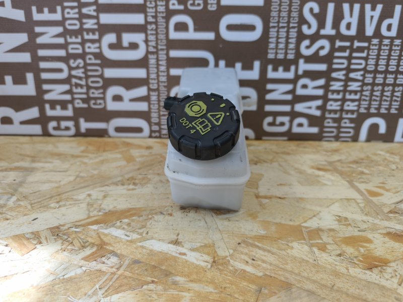 Бачок главного тормозного цилиндра