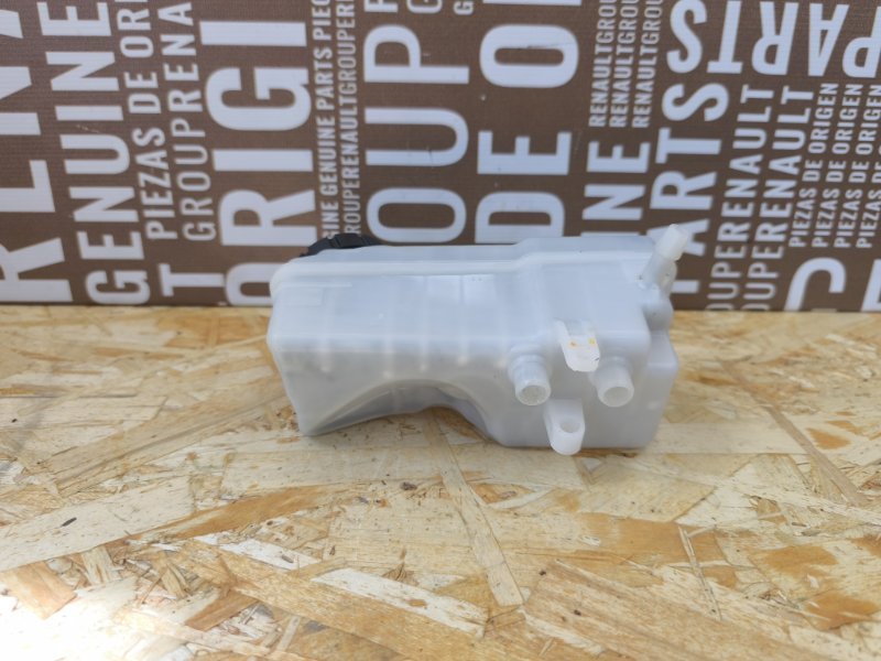 Бачок главного тормозного цилиндра