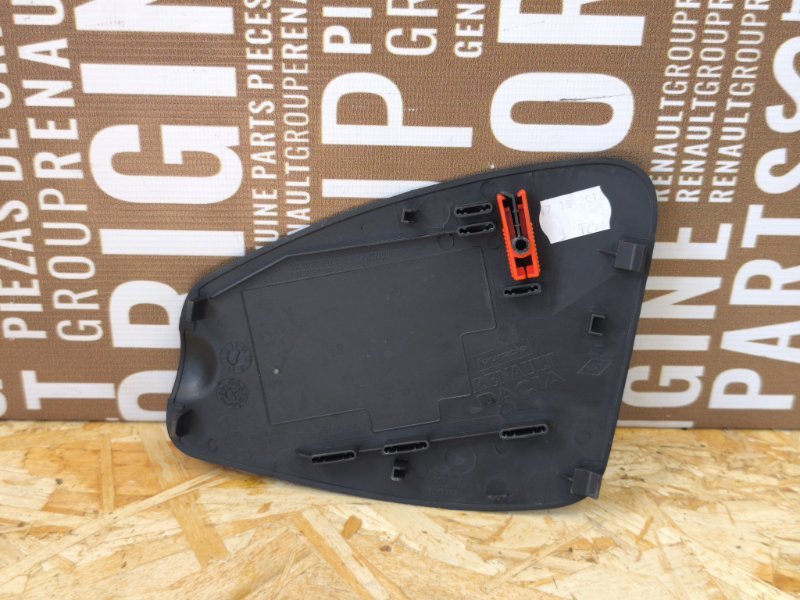 Крышка блока предохранителей