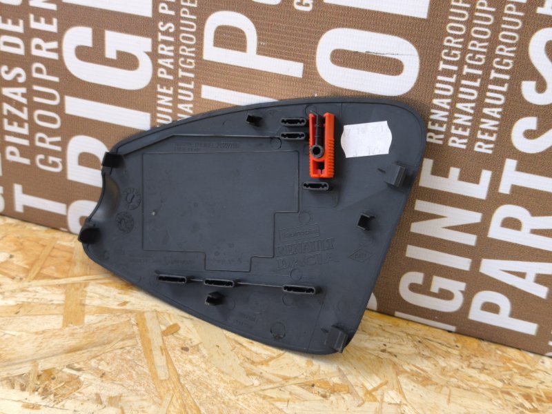 Крышка блока предохранителей