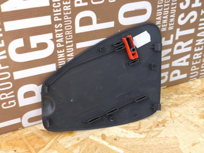 Крышка блока предохранителей